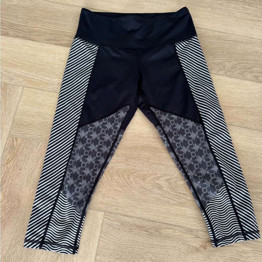 Women’s Medium Black & White Orangetheory Fitness Leggings- Capri Length